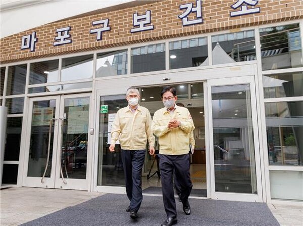 지난해 박강수 마포구청장이 시설 점검 차 마포구보건소에 방문했다