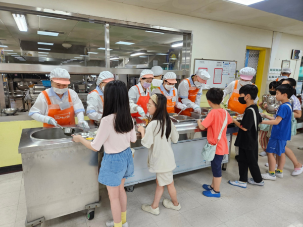 성동구 노인일자리에 선발된 참여자들이 초등학교 급식도우미로 활동하는 모습