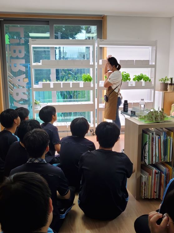 강북구 학생들이 스마트팜 재배환경 기초교육으로 '수경재배, 수직정원, 모듈형 Kit' 등을 체험하고 있다
