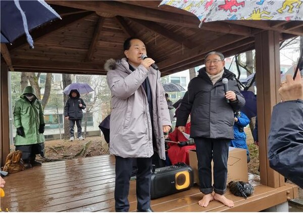 김용호 시의원이 ‘2024년 맨발걷기국민운동본부 신년회’에서 상임고문으로 임명된 후 수상소감을 전하고 있다