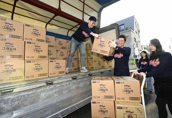  미아동 주민센터에서 농심켈로그 직원들이 기부 물품을 옮기고 있다.