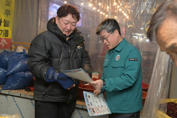 ▲ 화재취약시설 점검에 나선 김길성 구청장(사진 오른쪽)