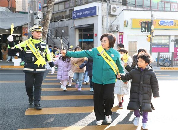 박희영 구청장이 아이들과 교통안전 캠페인에 참여하고 있다