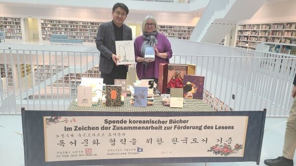 노원구가 독일 슈투트가르트 시립도서관에 한국도서 200권을 기증했다