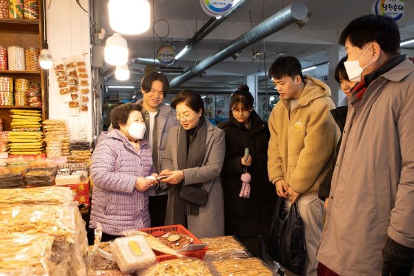 김미경 구청장이 자립준비청년 및 직원들과 함께 온누리상품권을 사용해 전통시장에 온기를 불어넣었다