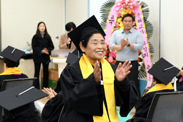 ▲최고령자인 홍북읍 상산마을의 신복순(97세) 졸업생 
