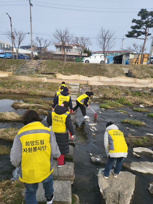 ▲새봄맞이 거리 청소를 봉사를 하고 있는 희망드림 자원봉사단