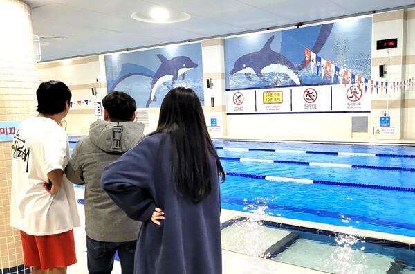 지난달 28일 구청 관계자들이 문화체육센터 수영장에서 지도점검하고 있다
