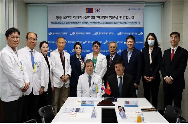 앞 줄 왼쪽 김부 섭현대병원 병원장, 오른쪽 칭저릭 몽골 보건부 장관 