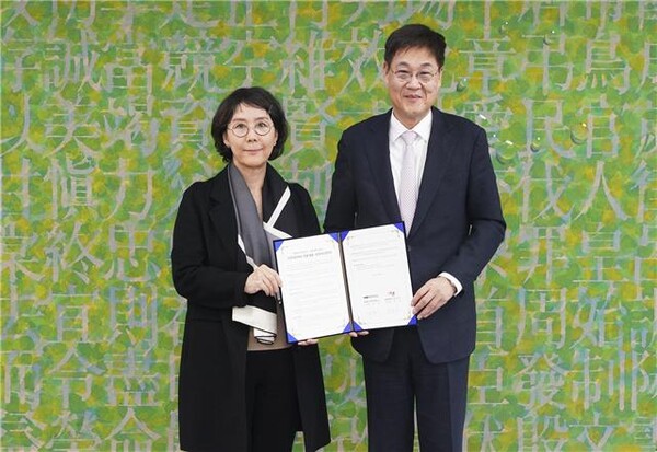 김순이 KMI한국의학연구소 명예이사장(왼쪽)과 정문헌 구청장(오른쪽)