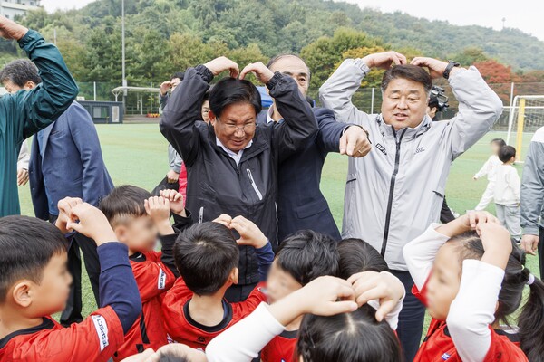 박강수구청장이 유아 축구 리그전에 참석한 아이들을 응원하고 있다