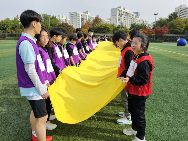 전국 최초 경계선 지능 청소년을 위한 위탁형 예술 대안학교인 ‘예룸예술학교’학생들의 활동 모습