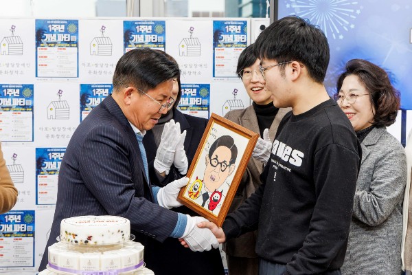 박 구청장이 지난해 11월 마포문화창작소 1주년 기념행사에서 발달장애학생이 그린 작품을 감상하고 있다