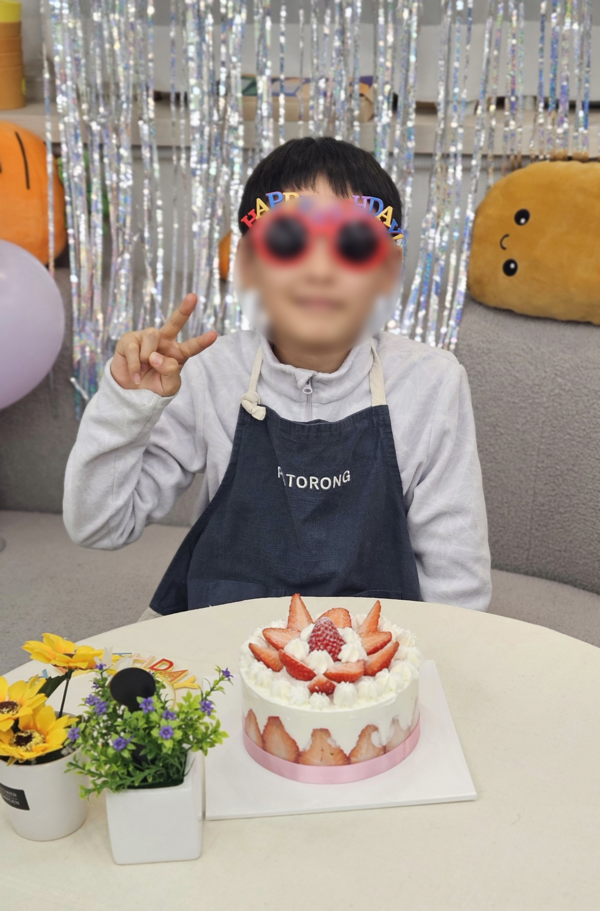 달고나 생일파티에 초청된 보호아동이 케이크만들기 체험 후 기념촬영하고 있다