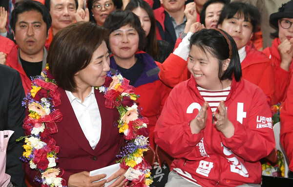 나경원 의원이 딸 김유나 씨와 당선의 기쁨을 나누고 있다